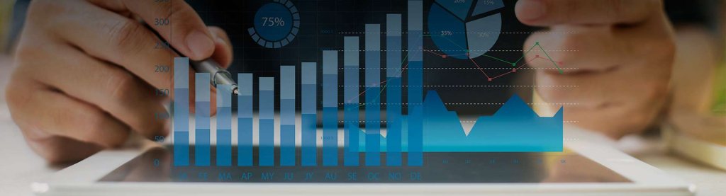 Utilizador de negócio a analisar dados em Qlik Sense.