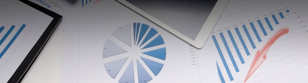 Utilizador de negócio a consultar dashboard em QlikView.