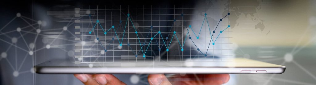 Gráficos financeiros e indicadores de negócio em ecrã.
