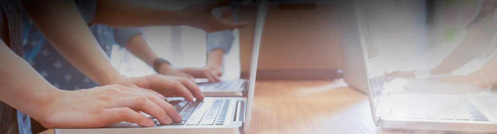 Utilizadores de negócio em reunião a analisar dados com Qlik.